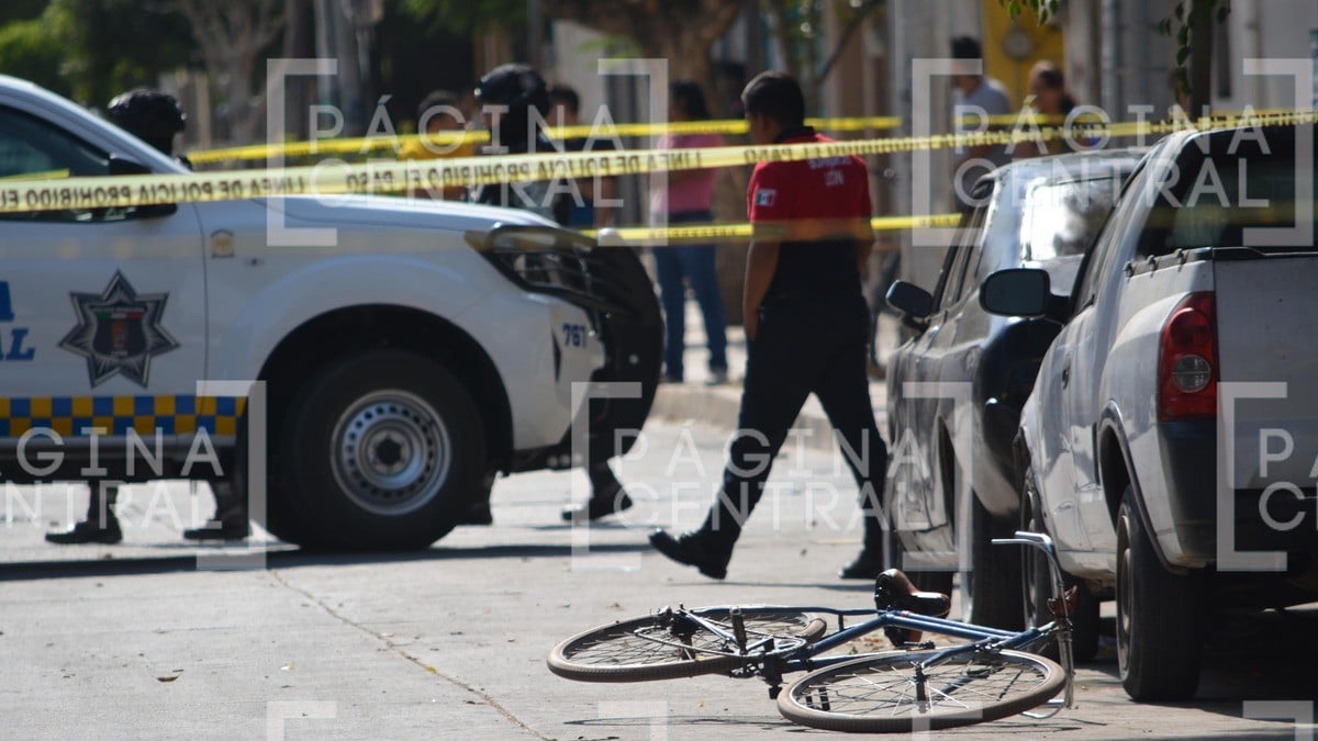 Disparan contra ciclista y queda muerto cerca de su bici, a la sombra de un árbol