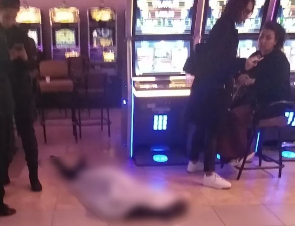 Siguieron apostando junto al cuerpo: Mujer muere en casino y nadie la ayuda