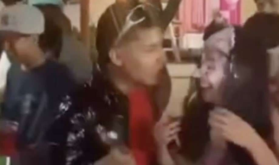 Justo en el ojo: Mujer apuñala a amigo que la empujó para darle 'mordida' al pastel