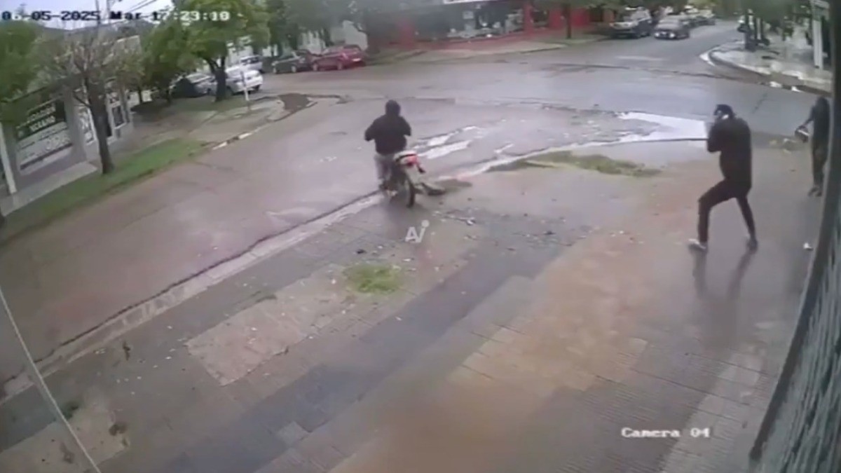 VIDEO ¡Se defendió como pudo! Mujer evita asalto al arrojar agua hirviendo a ladrones