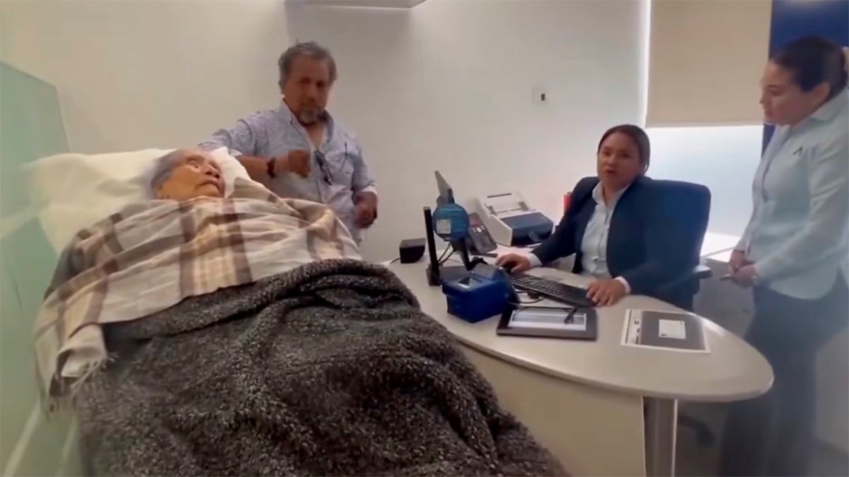 VIDEO Obligan a abuelita de 96 años, en camilla, a acudir al banco para recibir su pensión