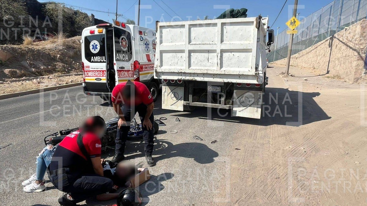 Motociclista se impacta contra tolva en León; mujer embarazada entre los heridos
