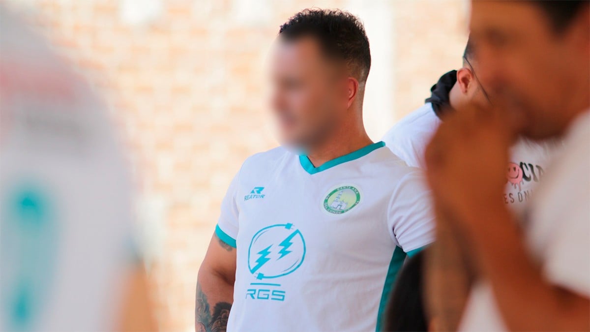 VIDEO Exfigura del Club León sorprende al aparecer en partido llanero haciendo ‘talacha’