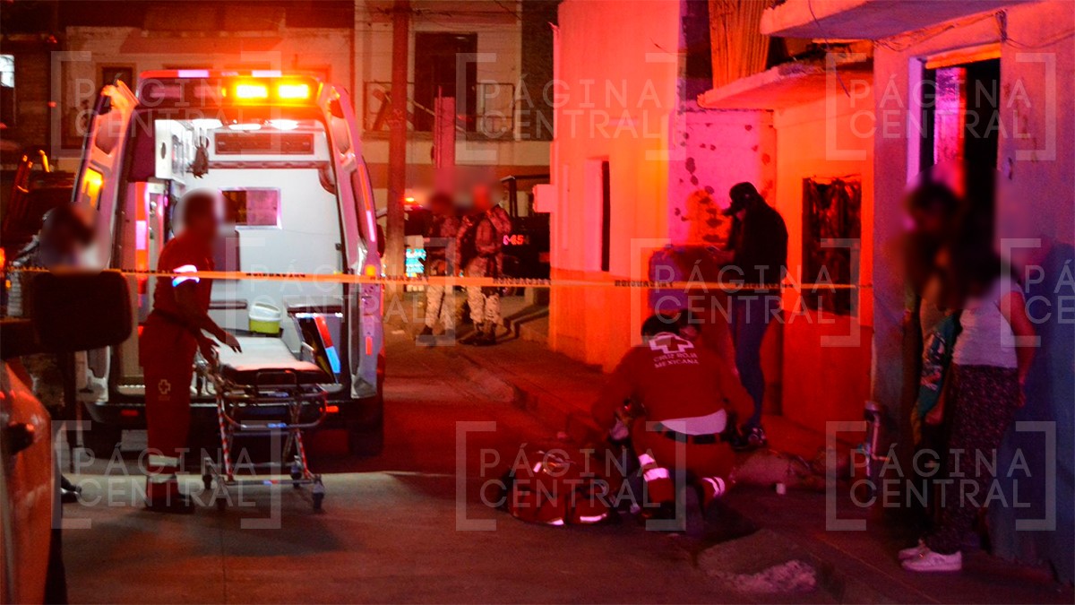 Atacan a balazos a dos personas en su casa; uno salió a pedir ayuda y quedó en la banqueta