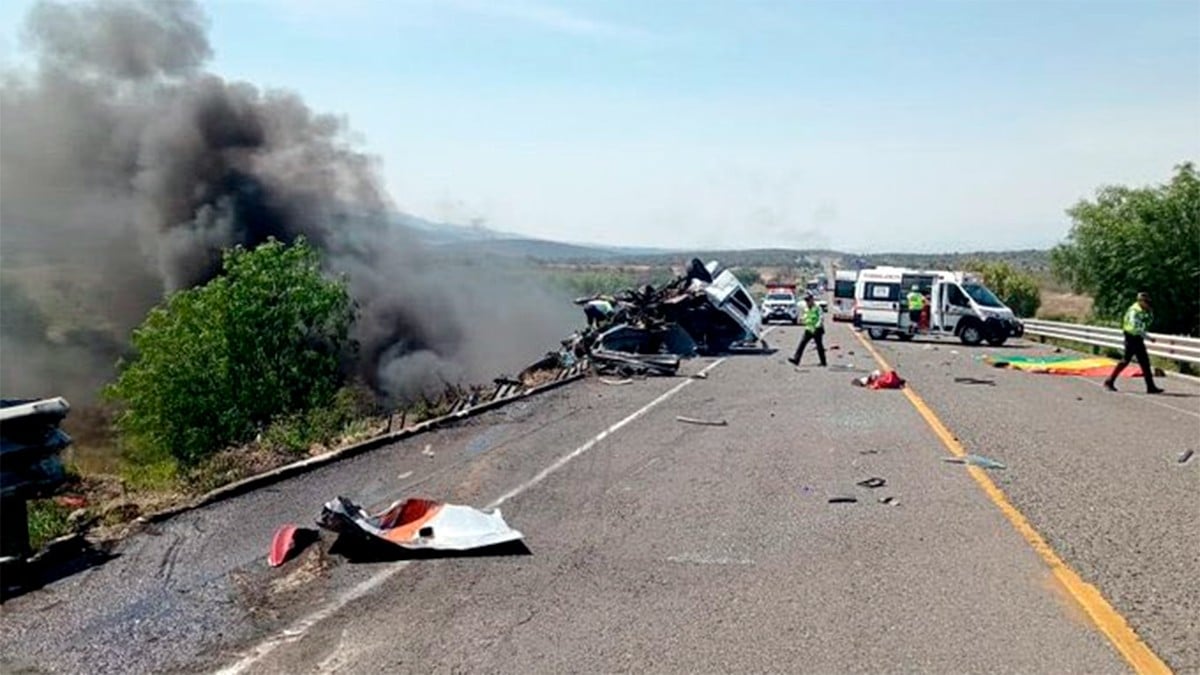 VIDEO Accidente múltiple deja al menos 21 muertos; participaron tres vehículos