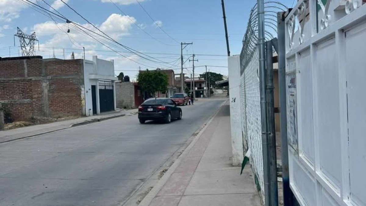 SEG asegura que hay vigilancia fija en escuela amenazada y papás dicen que no