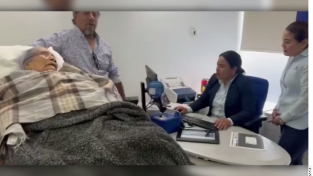 VIDEO Obliga banco a anciana a ir en camilla para activar pensión