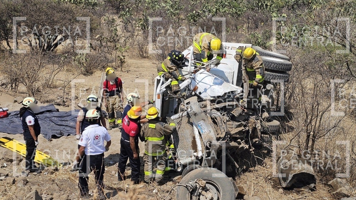 “¡Sáquenme, por favor, me duele mucho!” Pierde control de tolva en curva y queda prensado