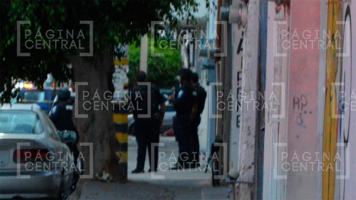 Dos hombres platicaban en la calle y fueron baleados por sujetos armados en esta colonia