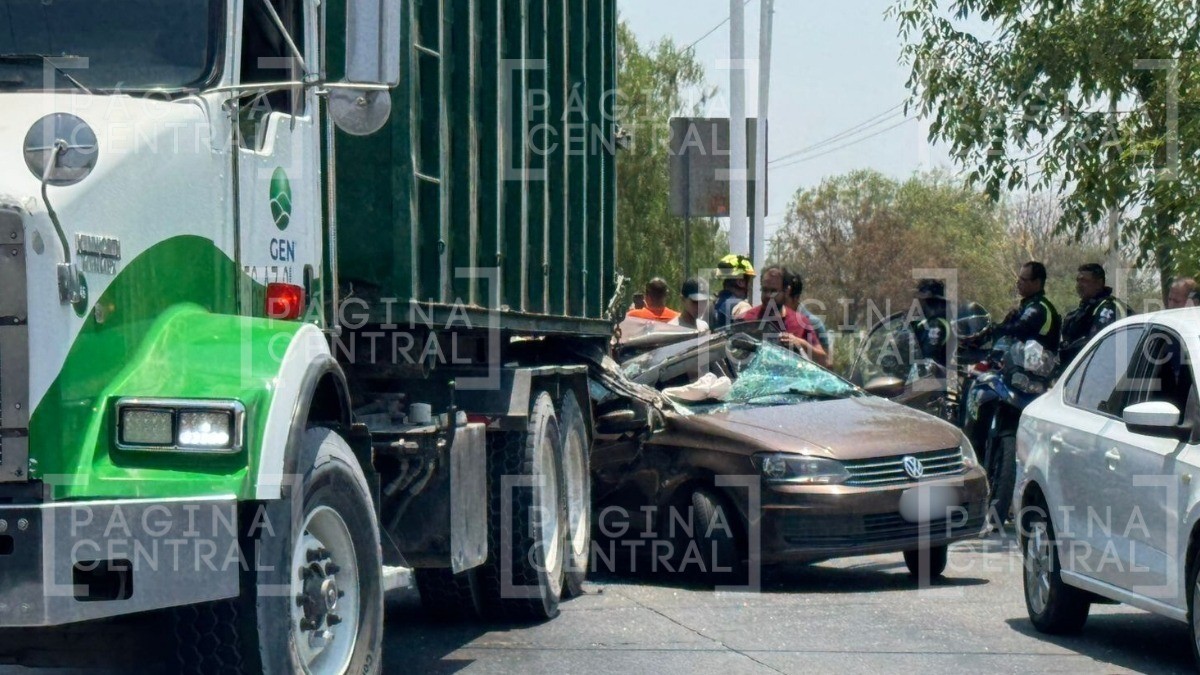¡Golpazo! Jetta ‘se clava’ atrás de camión de la basura y esto le pasó al conductor