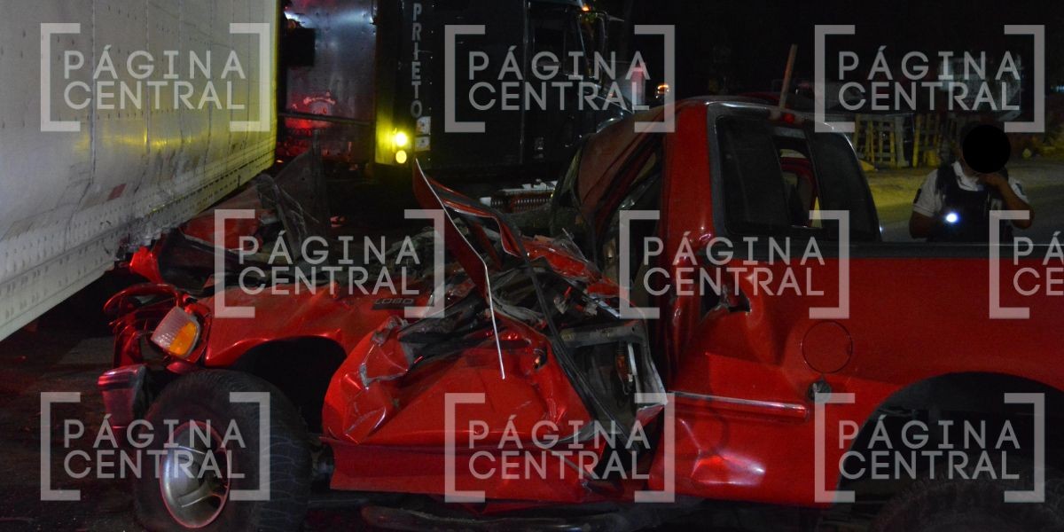 VIDEO Conductora quedó incrustada al chocar su camioneta contra tráiler