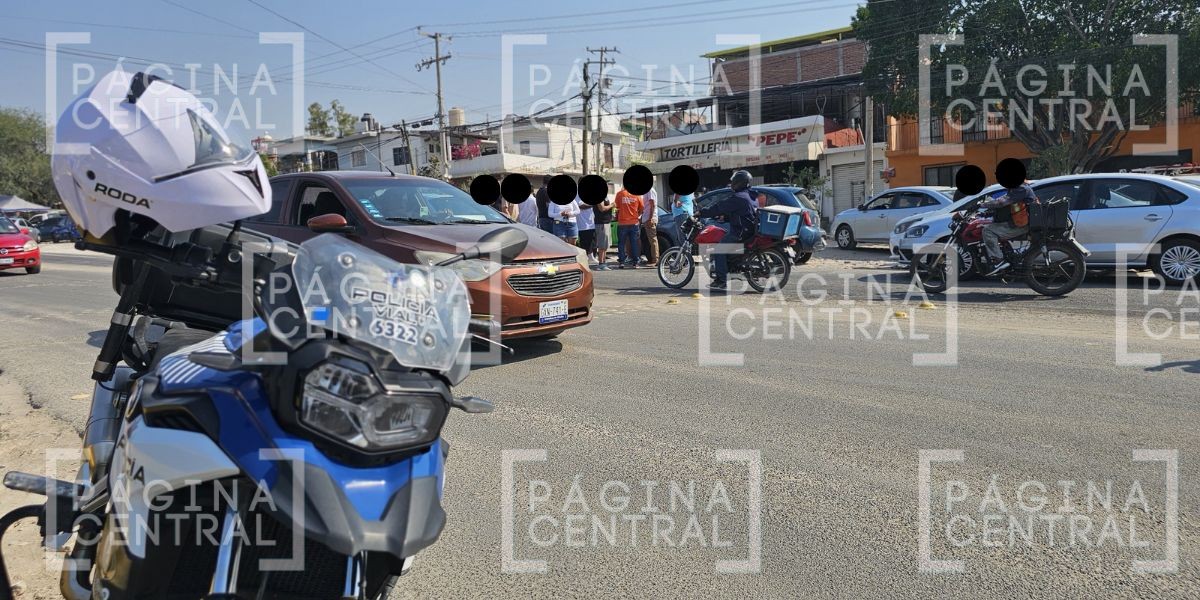 VIDEO Exigen ‘cancha pareja’: Por infracción a taxista, conductores bloquean bulevar