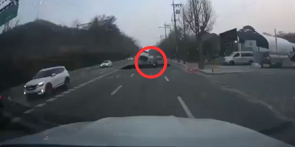 VIDEO Ya no regresó a casa: Socavón se 'traga' a motociclista; lo encuentran sin vida