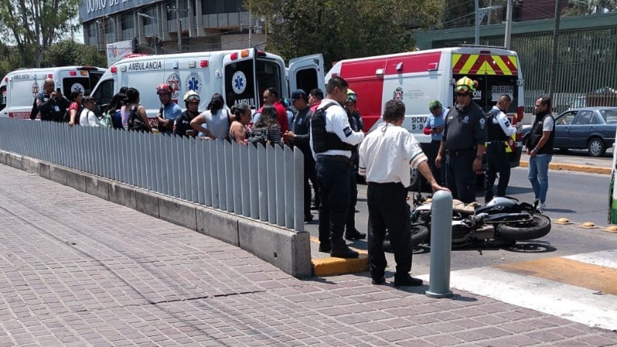 Motociclista invade carril, cae ante la ‘oruga’ y el chofer salva su vida; hay 6 heridos