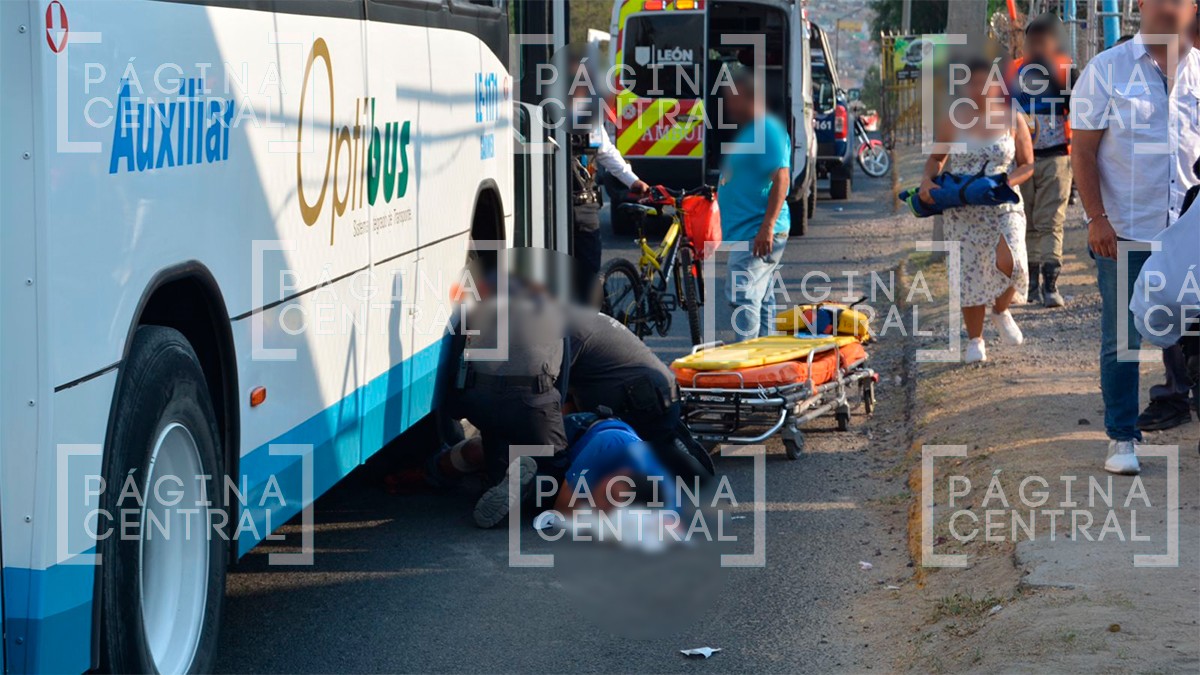 Camión urbano embiste a ciclista que salía de estacionamiento; llantas le pasan encima