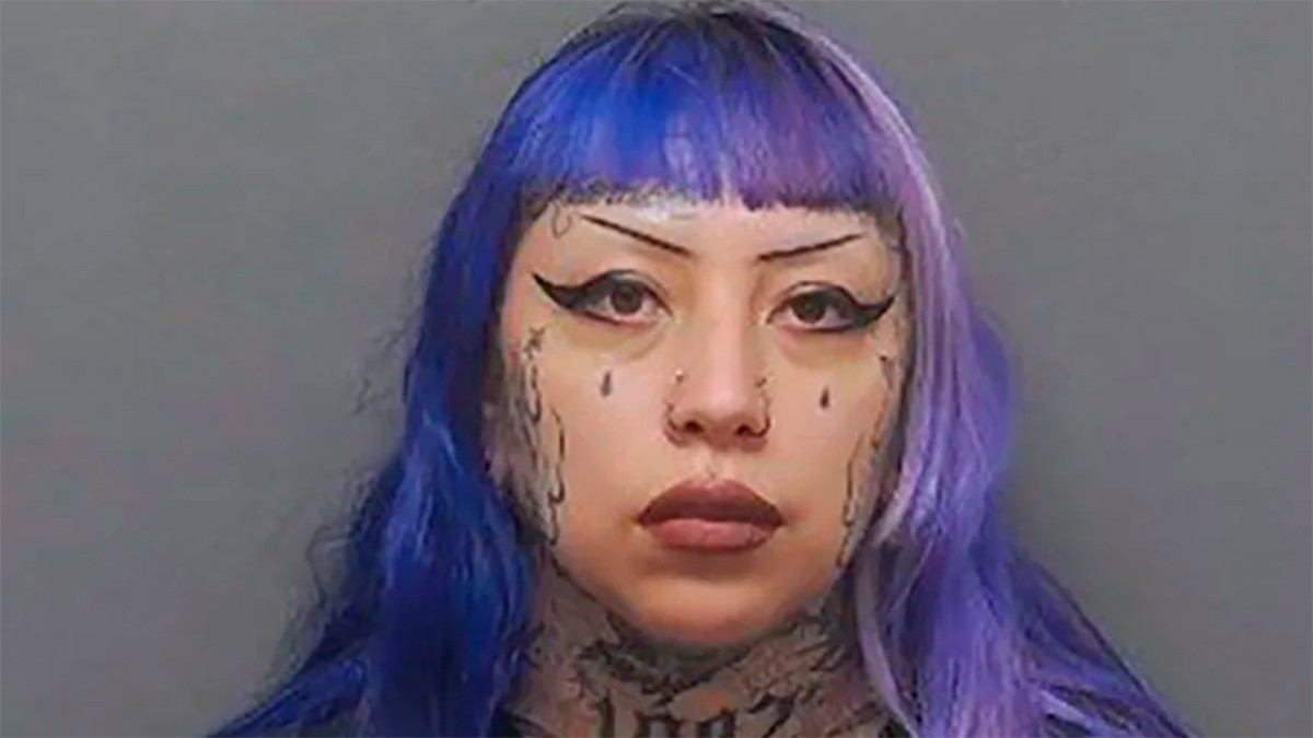 Quería que su hijo fuera “famoso”, acusan a mujer de facilitarle armas para tiroteo escolar