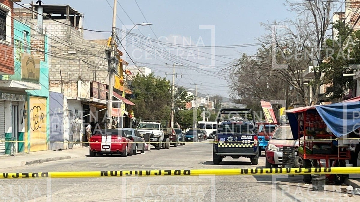 Joven cerraba barbería en colonia de León y es perseguido por motosicarios que le disparan