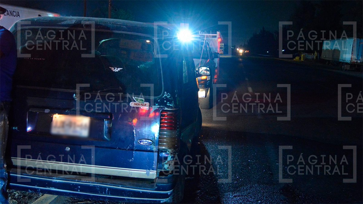 Camioneta en la que viajaban una mujer y sus seis hijos fue impactada por un Jeep