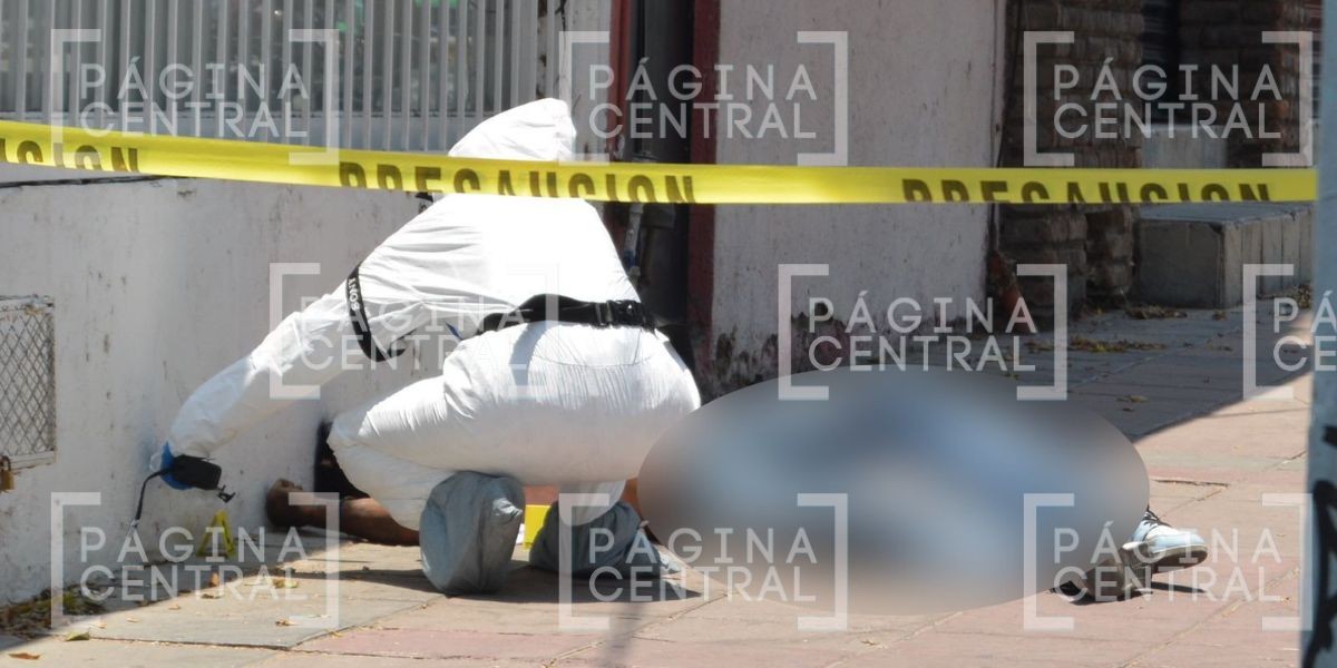 VIDEO Quedó tendido en la banqueta: Riña termina con un hombre sin vida y otro lesionado