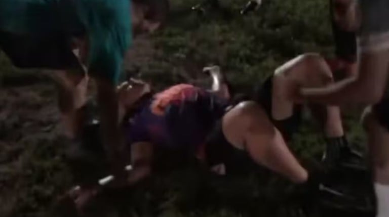 VIDEO Juego termina en tragedia: Jóvenes reciben descarga eléctrica tras balonazo a cable