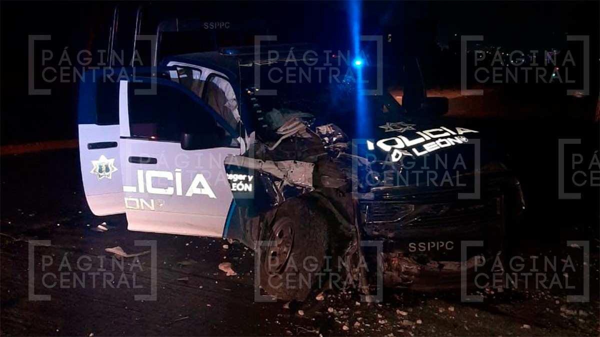 Patrulla queda destrozada tras chocar contra poste de luz; tres policías quedan lesionados