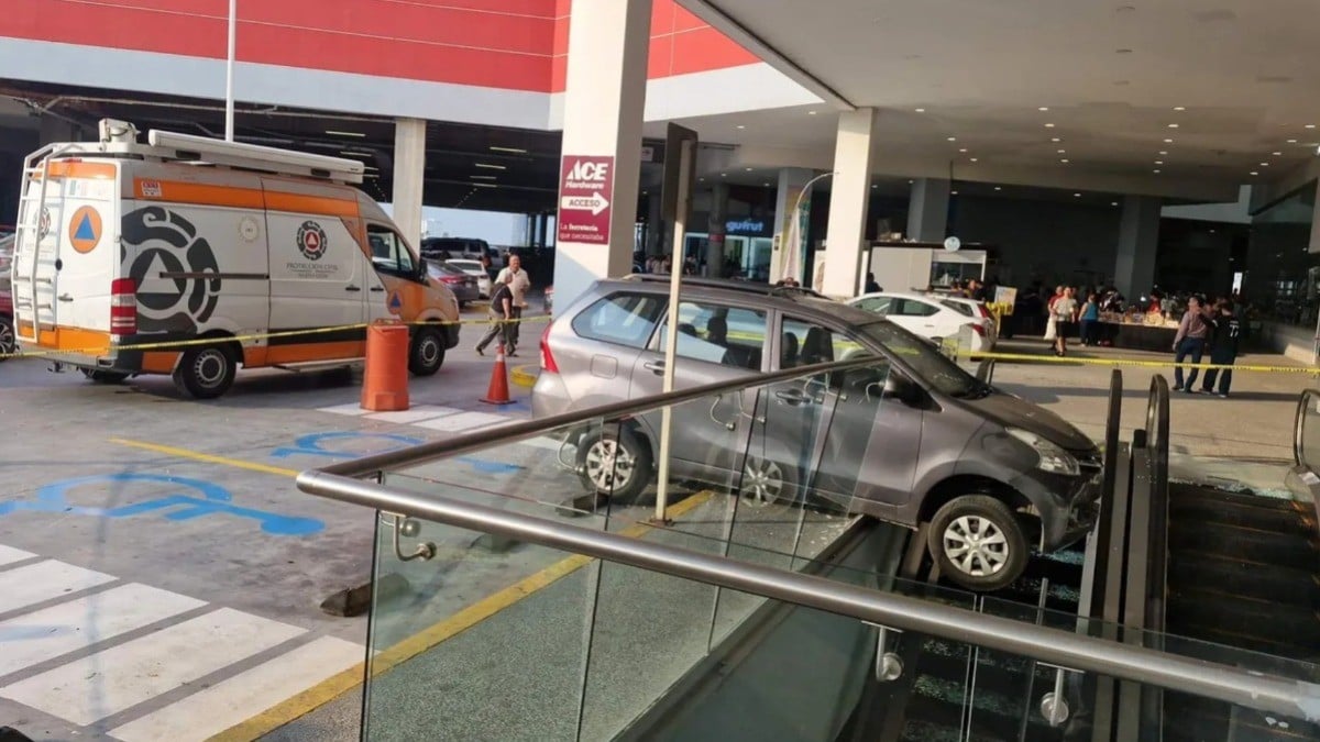 Mujer confunde el freno, acelera y queda en escaleras eléctricas de centro comercial