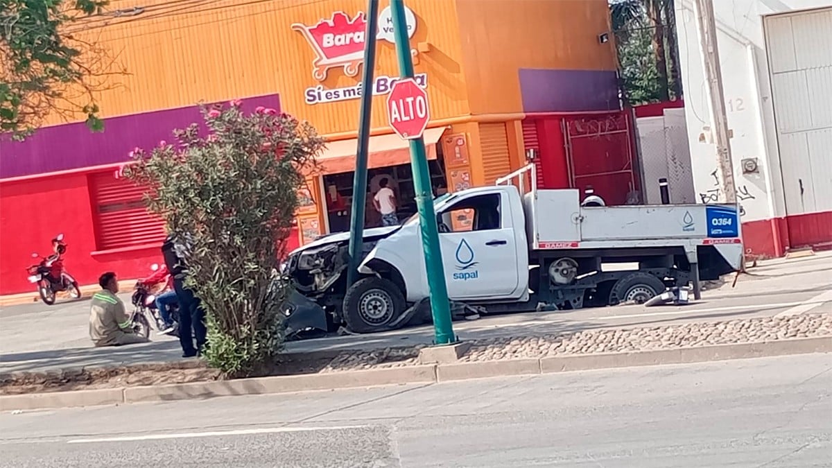 Camioneta de SAPAL choca contra poste y termina sobre el camellón; genera caos vial