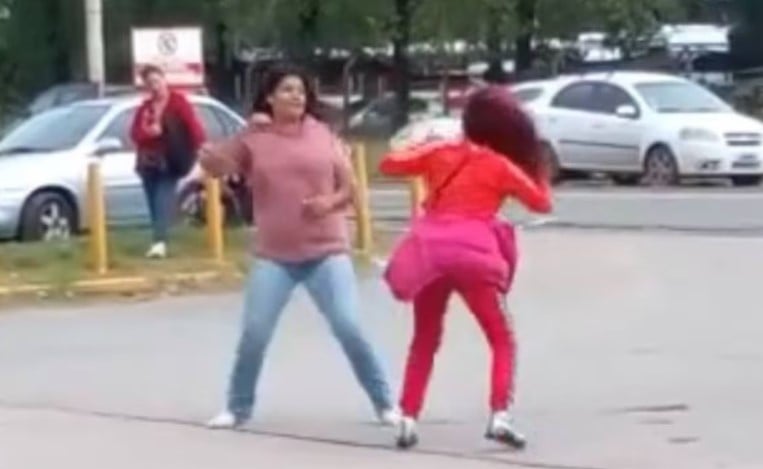 VIDEO ¡A los golpes! Mujeres cachan que chofer anda con ambas y se pelean por él