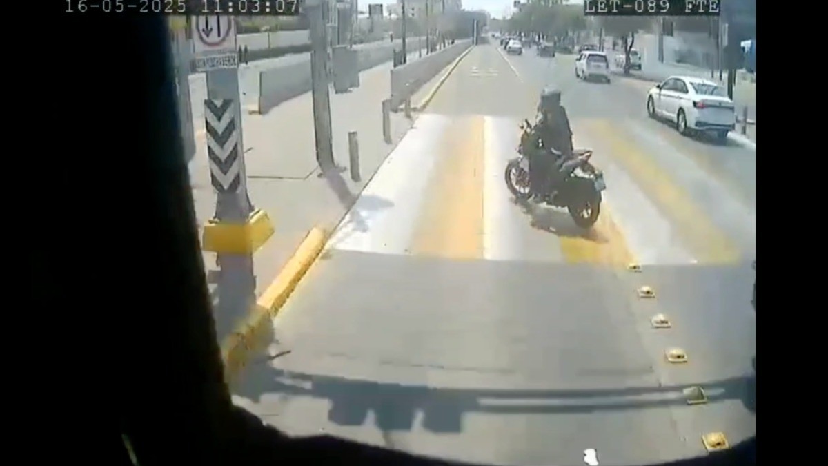 VIDEO Así ocurrió el accidente entre una 'oruga' y una moto en la colonia Bugambilias
