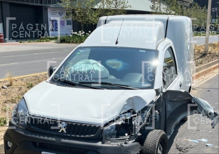 ¡Trafical! Conductor choca con poste de la luz y causa caos vial frente a centro comercial