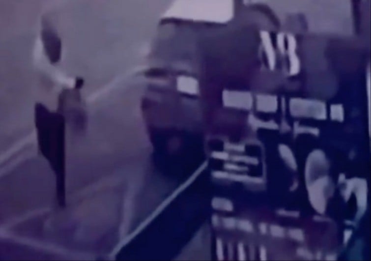 VIDEO Ejecuta un solo sicario a funcionarios; huye a pie