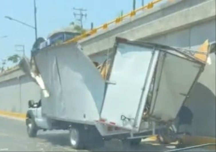 Camioneta iba por Malecón y conductores le avisaron al chofer que iba a pegar ¡y los ignoró!