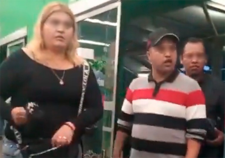 VIDEO Farderos agreden a mujer policía tras ser descubiertos robando en supermercado