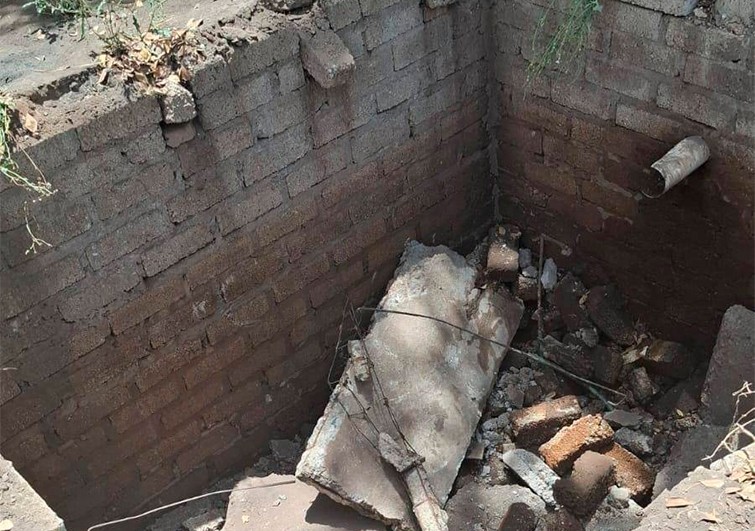 Durante el recreo en un kínder, una maestra y seis niños caen en una fosa séptica