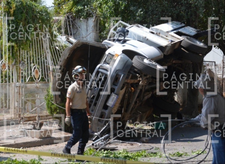¡Fuera abajo! Empleados en una canasta podaban árbol cuando de pronto caen al volcar camión