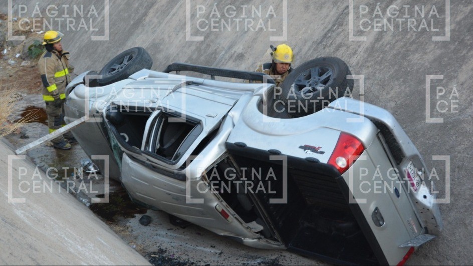 ¡Solo quedó en susto! Camioneta se vuelca en este bulevar de León originando caos vial