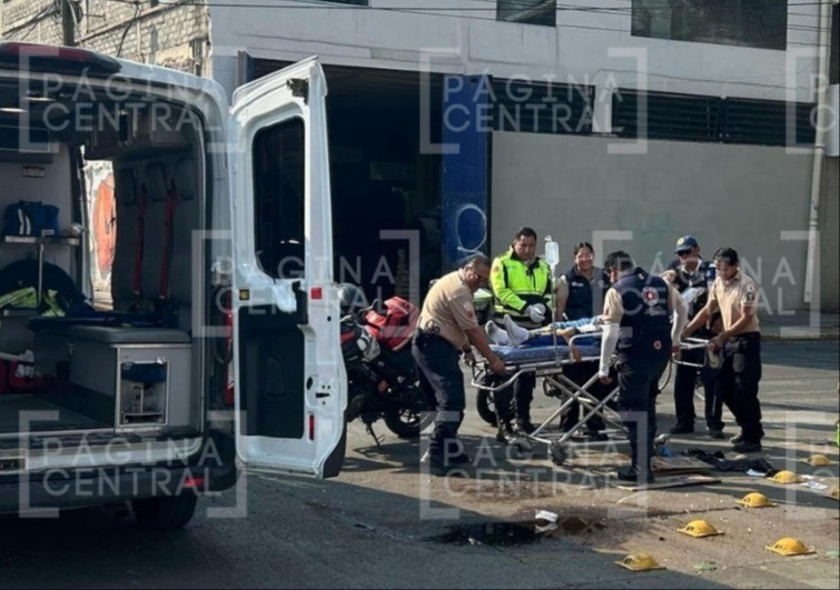 Joven iba en su moto cuando se le atravesó una camioneta, derrapó y quedó tirado en calle