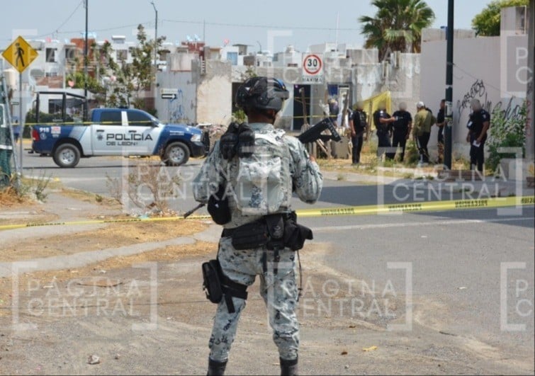 Platicaban varias personas en un auto cuando hombres armados llegaron y dispararon