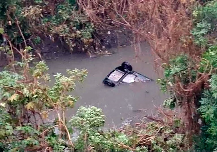 ¡Tragedia! Encuentran auto volcado en un río, había cinco estudiantes muertos adentro