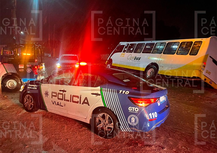 Camión urbano patina por el lodo y cae a una zanja; hay cuatro lesionados