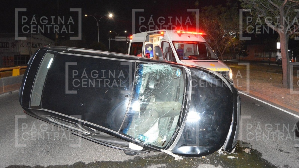 ¡Pestañeó! Conductor de Uber se queda dormido al volante, choca con contención y vuelca