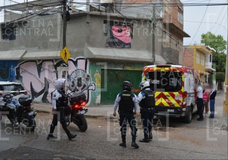 Albañil hacía marquesina en una casa cuando recibió descarga y se desplomó a la calle