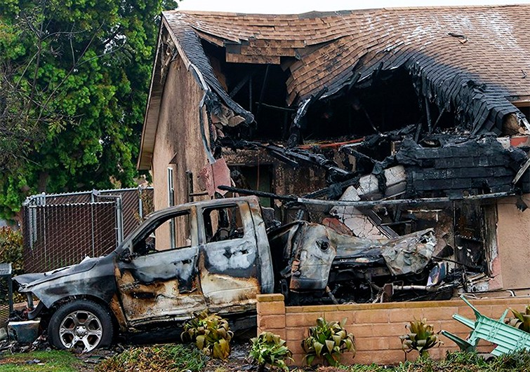 VIDEOS Avioneta se estrella contra casa y provoca incendio; hay 2 muertos y 10 heridos
