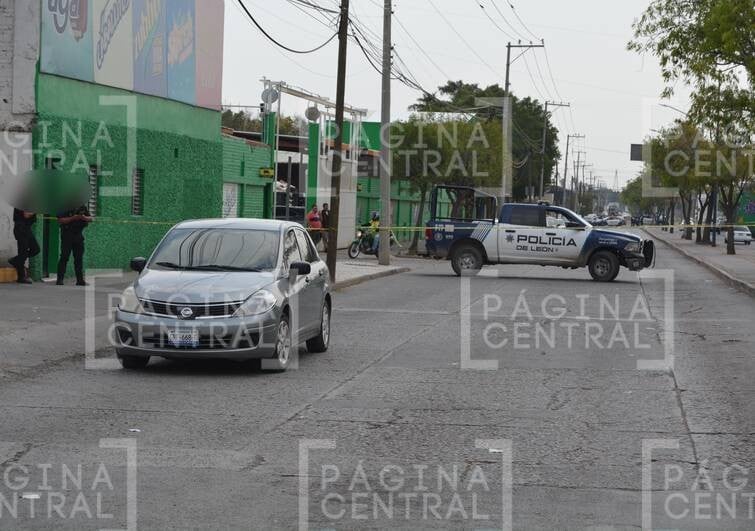 Acribillan a automovilista mientras esperaba el cambio de semáforo en esta colonia