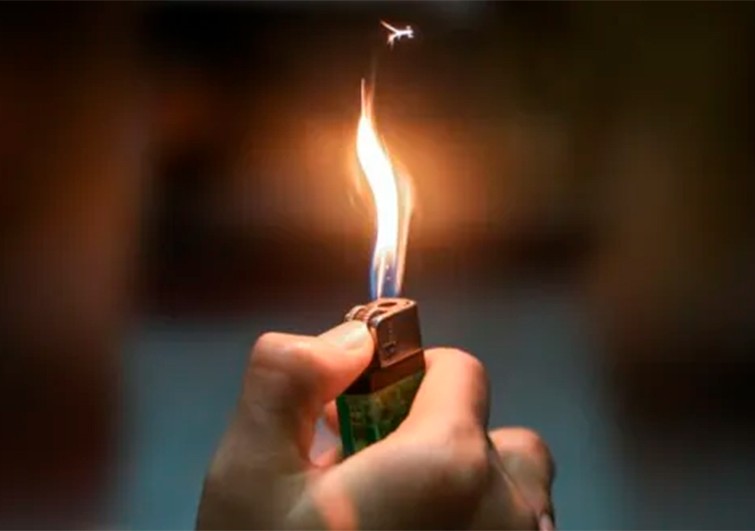 Mujer rocía gasolina y prende fuego a su amigo por una broma durante una noche de copas