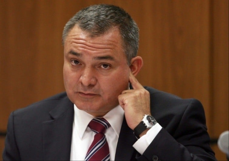 Ordenan a García Luna y su esposa pagar 2,488 mdd