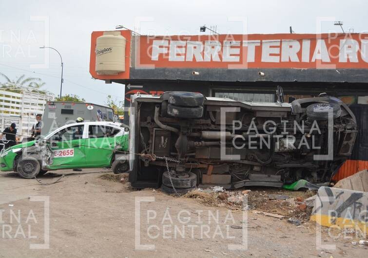 ¡Impactante! Camioneta de valores choca con taxi, lo arrastra y termina volcada