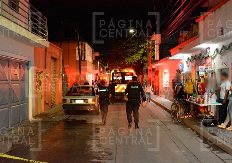 Ejecutan a balazos a un hombre en este barrio de León; atacantes huyeron en un carro negro