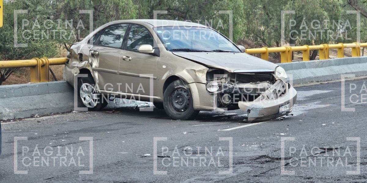 ¡Aparatoso accidente! Conductor pierde control de su auto y se impacta contra muro 