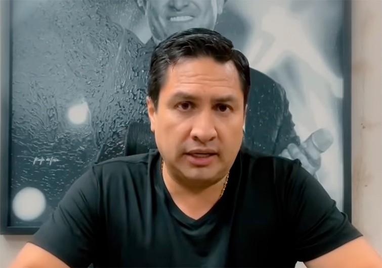 VIDEO ¿Le cancelaron la visa para EU a Julión Álvarez? Tenía show este sábado